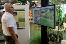 Ein Mann betrachtet einen Bildschirm mit Infos zur Landwirtschaft.