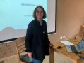 Frau Herz hält eine Präsentation
