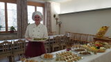 Studiernde präsentiert kaltes Buffet