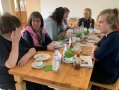 mehrere Frauen sitzen Beratend am Tisch