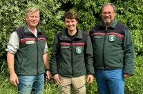 Gruppenfoto von drei Förstern in Dienstkleidung