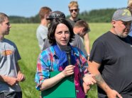 Frau mit Mikro vor Landwirten