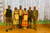 Gruppenfoto mit Urkunden